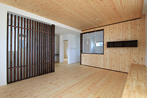 無垢のぬくもり、光あふれる、くつろぎの2階リビング